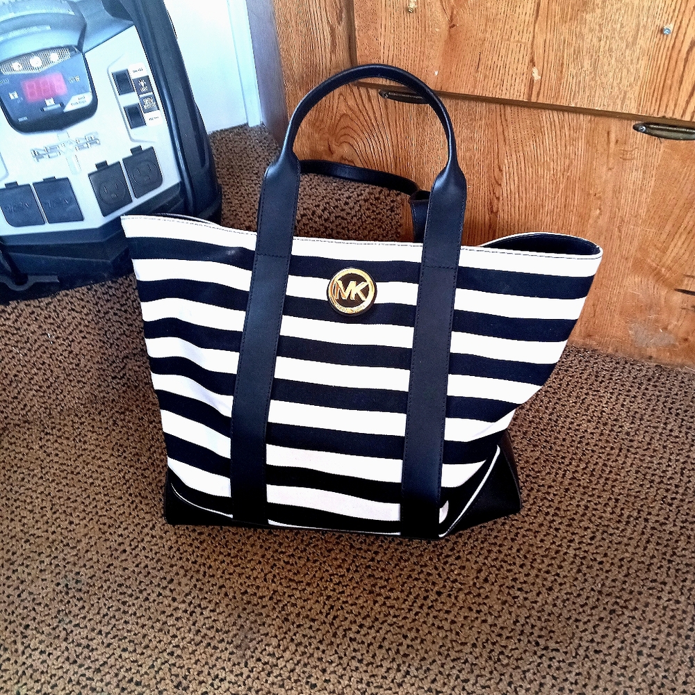 Micheal kors woman's purse